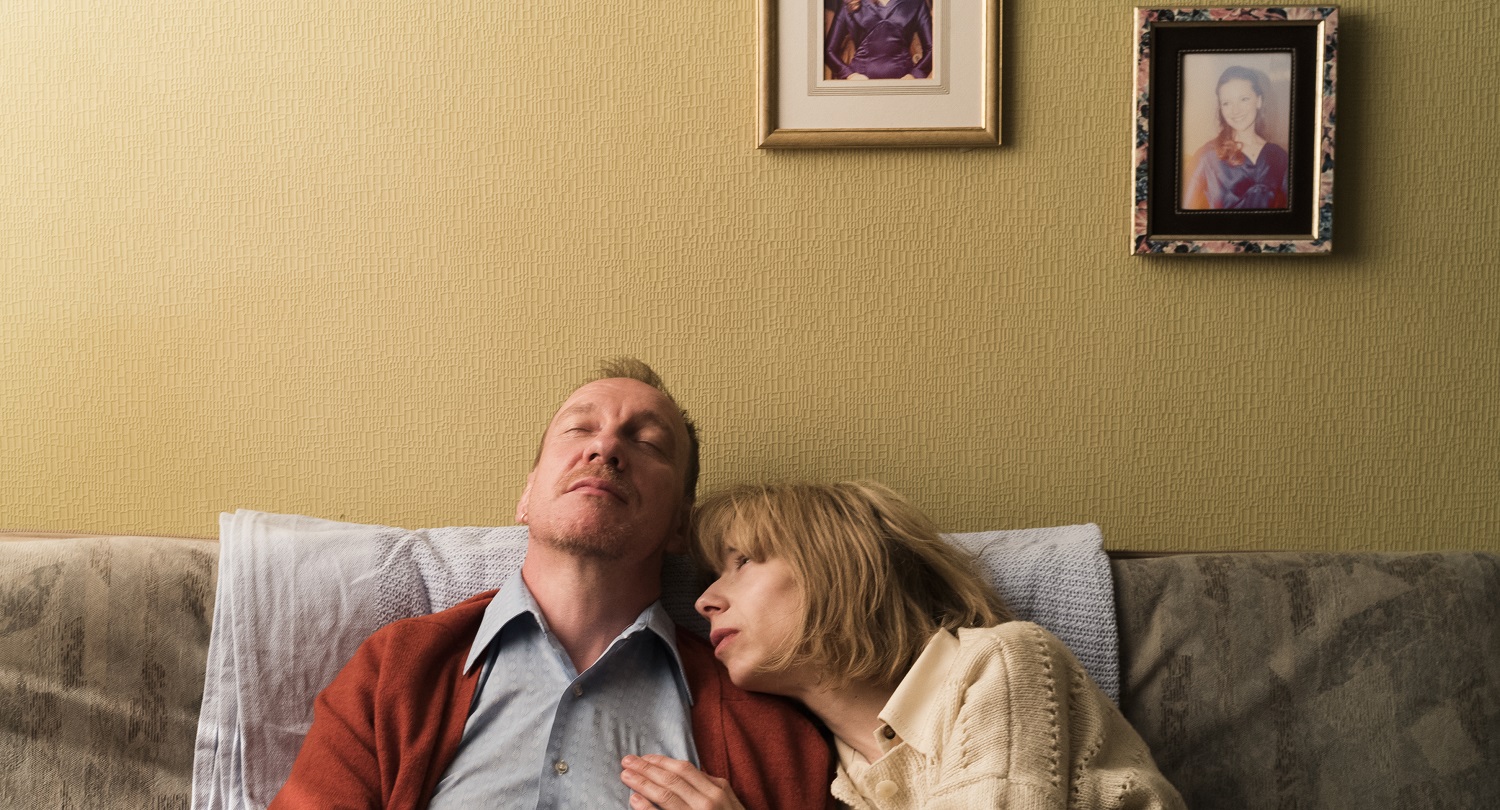 david thewlis and sally hawkins in eternal beauty, laying on a sofa
